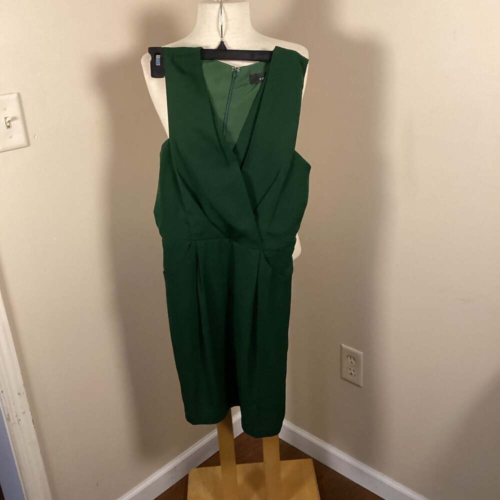 Adelyn Rae Hunter Green Sleeveless V-Neck Sheath Dress with Pockets - Picture 2 of 6